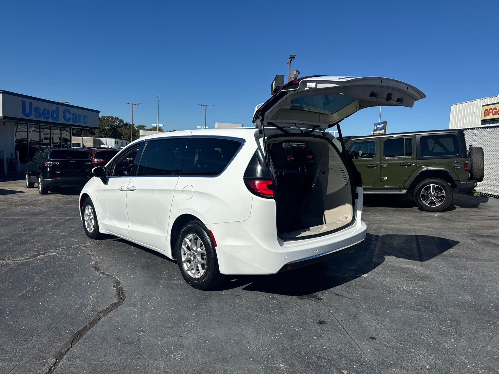 Used 2023 Chrysler Pacifica Touring-L FWD image 16