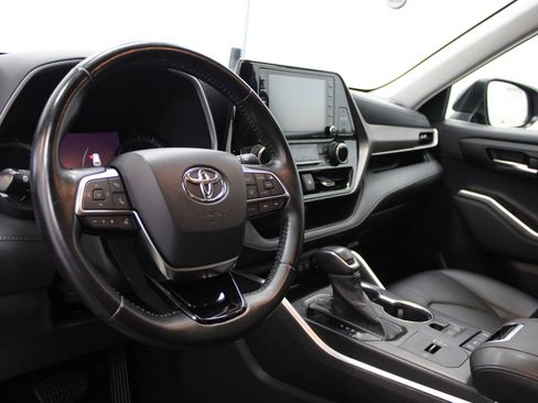 Used 2021 Toyota Highlander XLE image 16