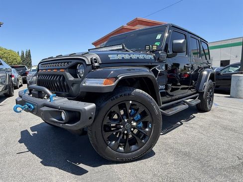 Used 2025 Jeep Wrangler Unlimited Sahara AWD/4WD image 1