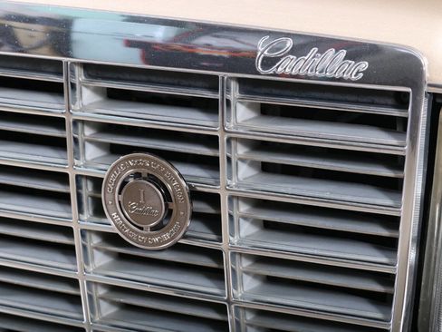 Used 1994 Cadillac Fleetwood Brougham RWD image 22