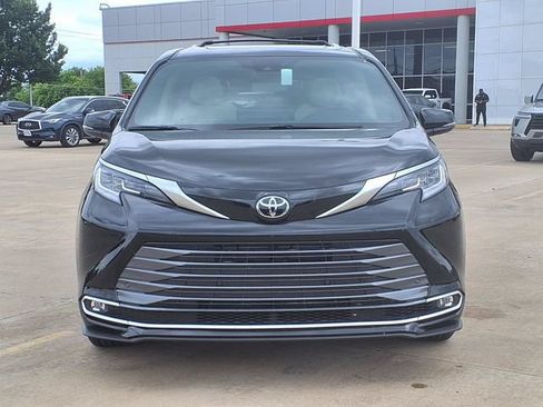 Used 2026 Toyota Sienna Limited FWD image 2
