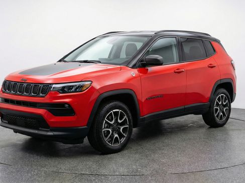 Used 2025 Jeep Compass Trailhawk image 3