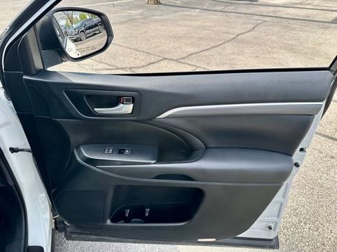 Used 2019 Toyota Highlander SE image 24
