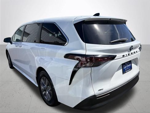Used 2023 Toyota Sienna LE AWD/4WD image 9