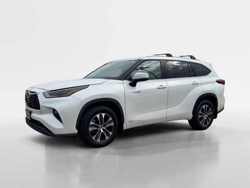 Used 2021 Toyota Highlander XLE image 3