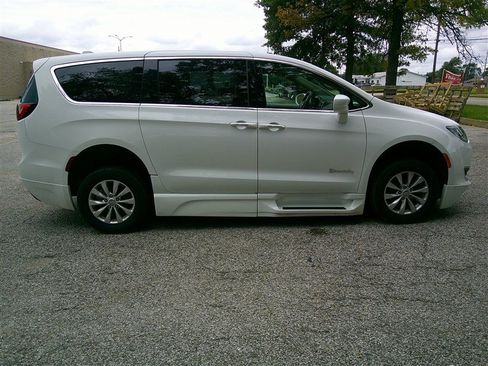 Used 2018 Chrysler Pacifica Touring Plus FWD image 6