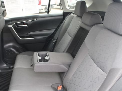 Certified 2022 Toyota RAV4 XLE FWD image 33