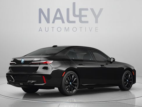 Used 2025 BMW i7 xDrive60 w/ Premium Package AWD/4WD image 3