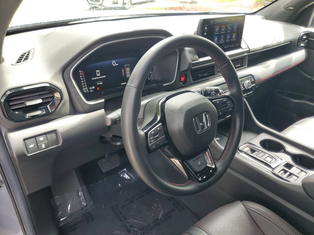 Used 2025 Honda Pilot Black Edition image 16