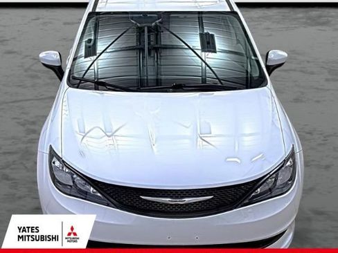 Used 2022 Chrysler Voyager LX image 5