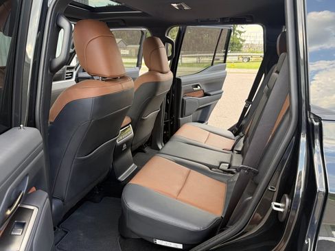 Used 2025 Lexus GX 550 w/ Cold Area Package AWD/4WD image 32