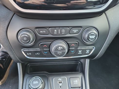 Used 2020 Jeep Cherokee Limited AWD/4WD image 17