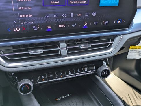 Used 2026 Chevrolet Equinox EV LT image 18