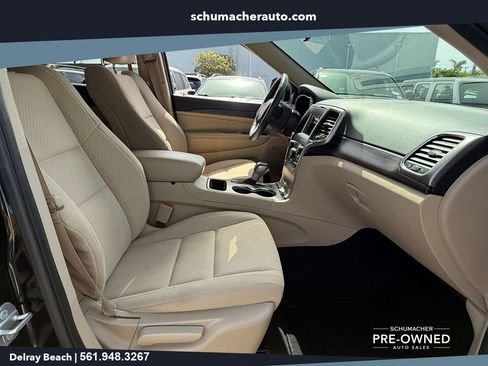 Used 2019 Jeep Grand Cherokee Laredo AWD/4WD image 17