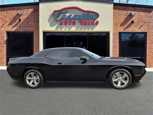 Used 2022 Dodge Challenger SXT image 2