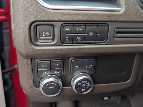 Used 2023 GMC Yukon SLT w/ SLT Premium Package image 23