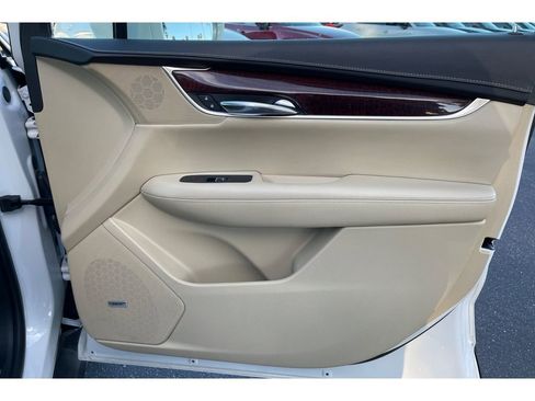 Used 2017 Cadillac XT5 Luxury w/ Driver Awareness Package image 21