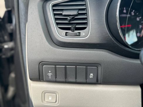 Used 2017 Kia Sedona LX w/ LX Essentials Premium Package FWD image 13