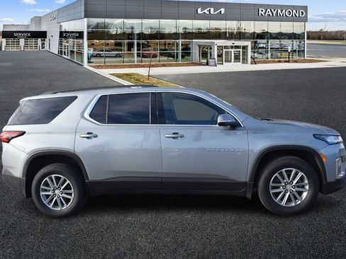 Used 2023 Chevrolet Traverse LT image 2