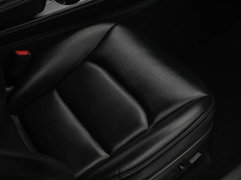 Used 2022 Tesla Model Y Long Range image 16