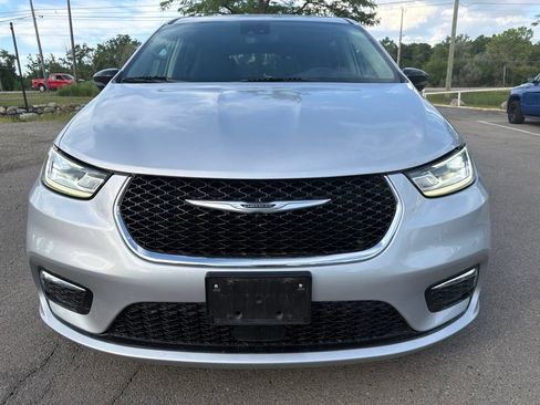 Used 2024 Chrysler Pacifica Limited FWD image 2
