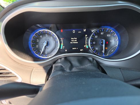 Used 2025 Chrysler Pacifica Select FWD image 3