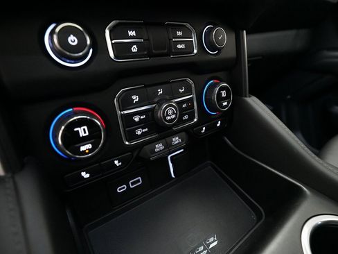 Used 2022 Chevrolet Suburban LT image 22