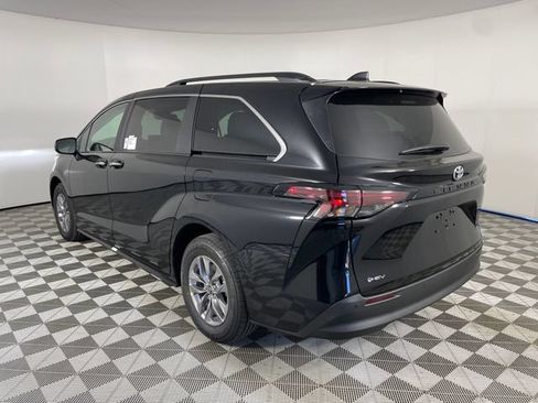 New 2026 Toyota Sienna XLE FWD image 11