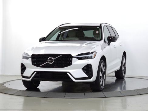 Certified 2025 Volvo XC60 T8 Plus w/ Climate Package AWD/4WD image 3