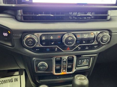Used 2025 Jeep Wrangler Unlimited Sahara w/ Safety Group AWD/4WD image 16