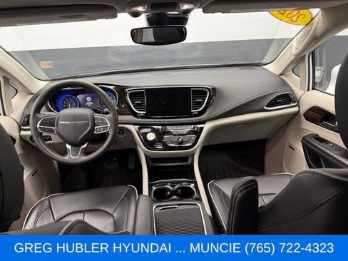 Used 2022 Chrysler Pacifica Limited FWD image 3