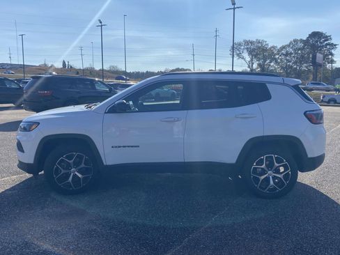 Used 2024 Jeep Compass Latitude image 4