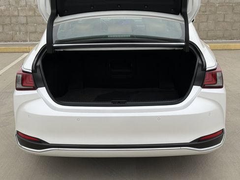 Certified 2023 Lexus ES 300h w/ Premium Package image 13