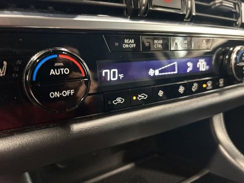 Used 2023 Nissan Pathfinder SL w/ Black Appearance Package AWD/4WD image 23
