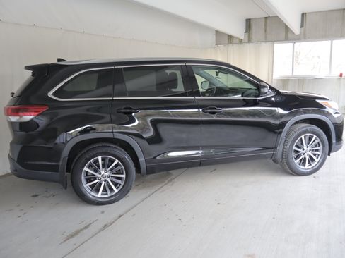 Used 2017 Toyota Highlander XLE image 6