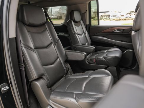 Used 2017 Cadillac Escalade ESV Luxury image 36