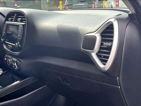 Used 2023 Kia Soul LX w/ LX Technology Package FWD image 17