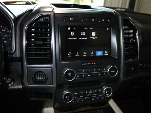 Used 2018 Ford Expedition Platinum RWD image 16