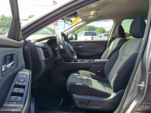 Used 2023 Nissan Rogue SV AWD/4WD image 15