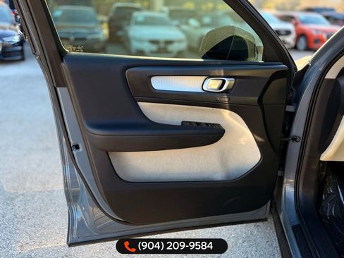 Used 2020 Volvo XC40 T5 Momentum w/ Protection Package Premier image 9