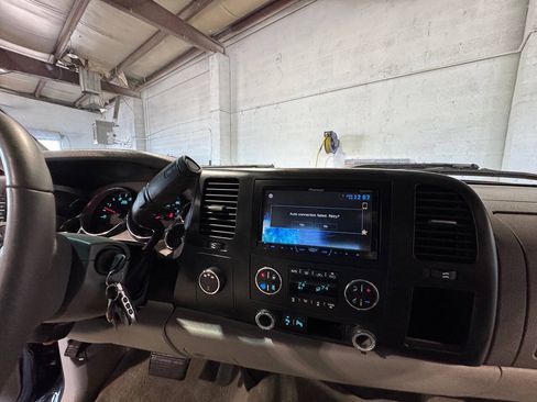 Used 2007 GMC Sierra 2500 SLE w/ Z71 Off-Road Package AWD/4WD image 38