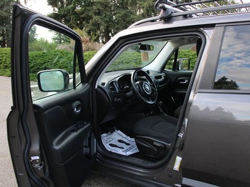 Used 2017 Jeep Renegade Altitude image 5