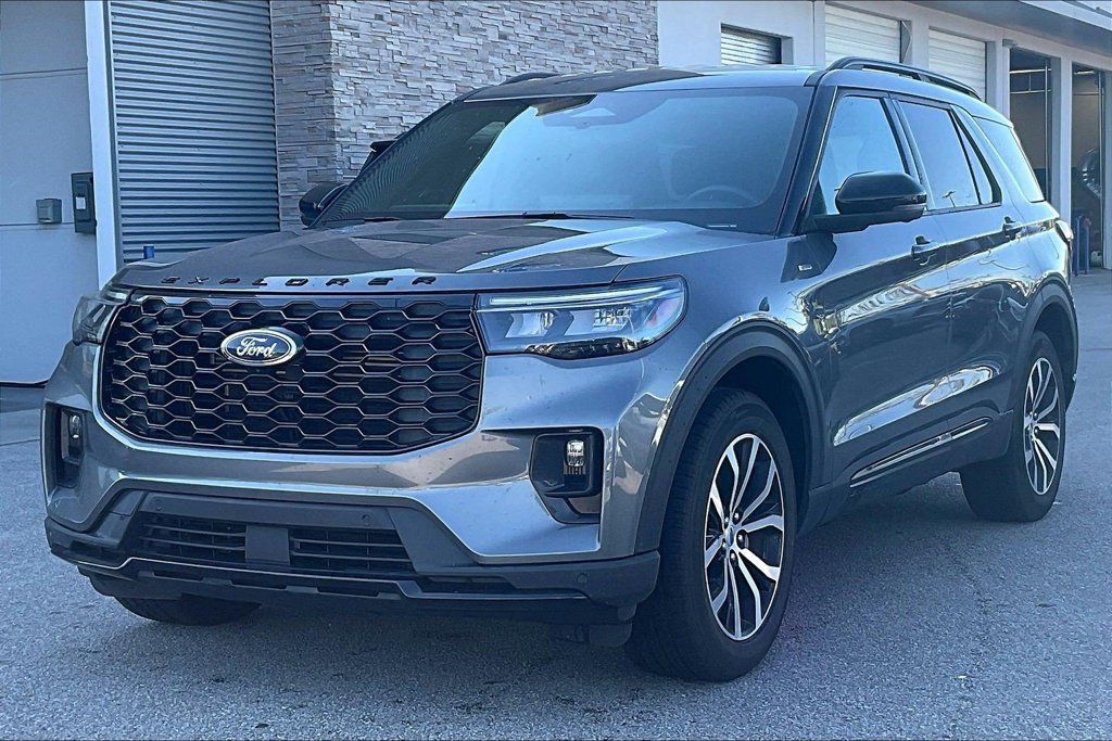 Used 2025 Ford Explorer ST-Line AWD/4WD image 3