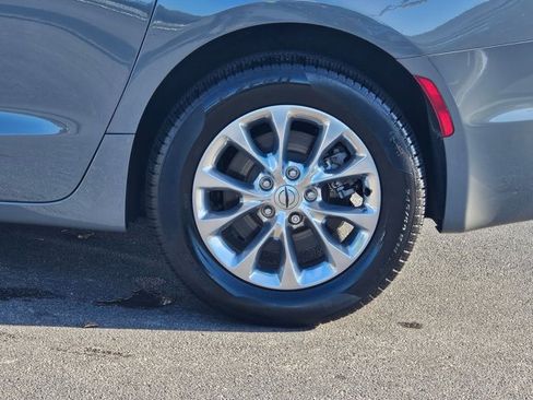 Used 2023 Chrysler Pacifica Touring-L w/ Uconnect Theater Family Group AWD/4WD image 26