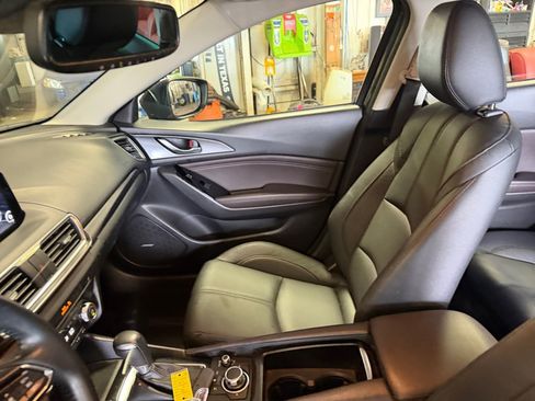 Used 2018 MAZDA MAZDA3 Grand Touring w/ Premium Equipment Package FWD image 32