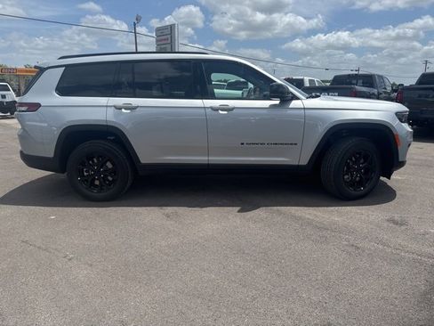 New 2025 Jeep Grand Cherokee L Laredo image 3