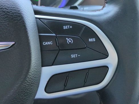 Used 2018 Chrysler Pacifica Touring-L FWD image 25