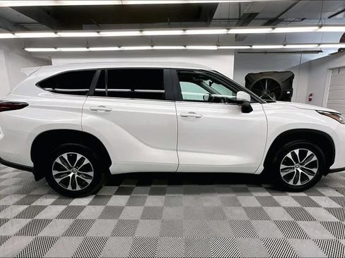 Used 2024 Toyota Highlander XLE AWD/4WD image 15