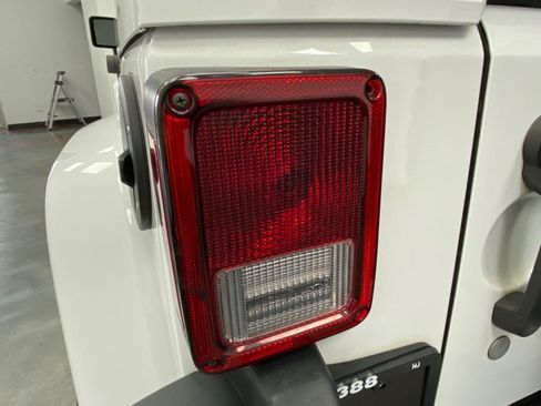 Used 2018 Jeep Wrangler Unlimited Sport AWD/4WD image 13