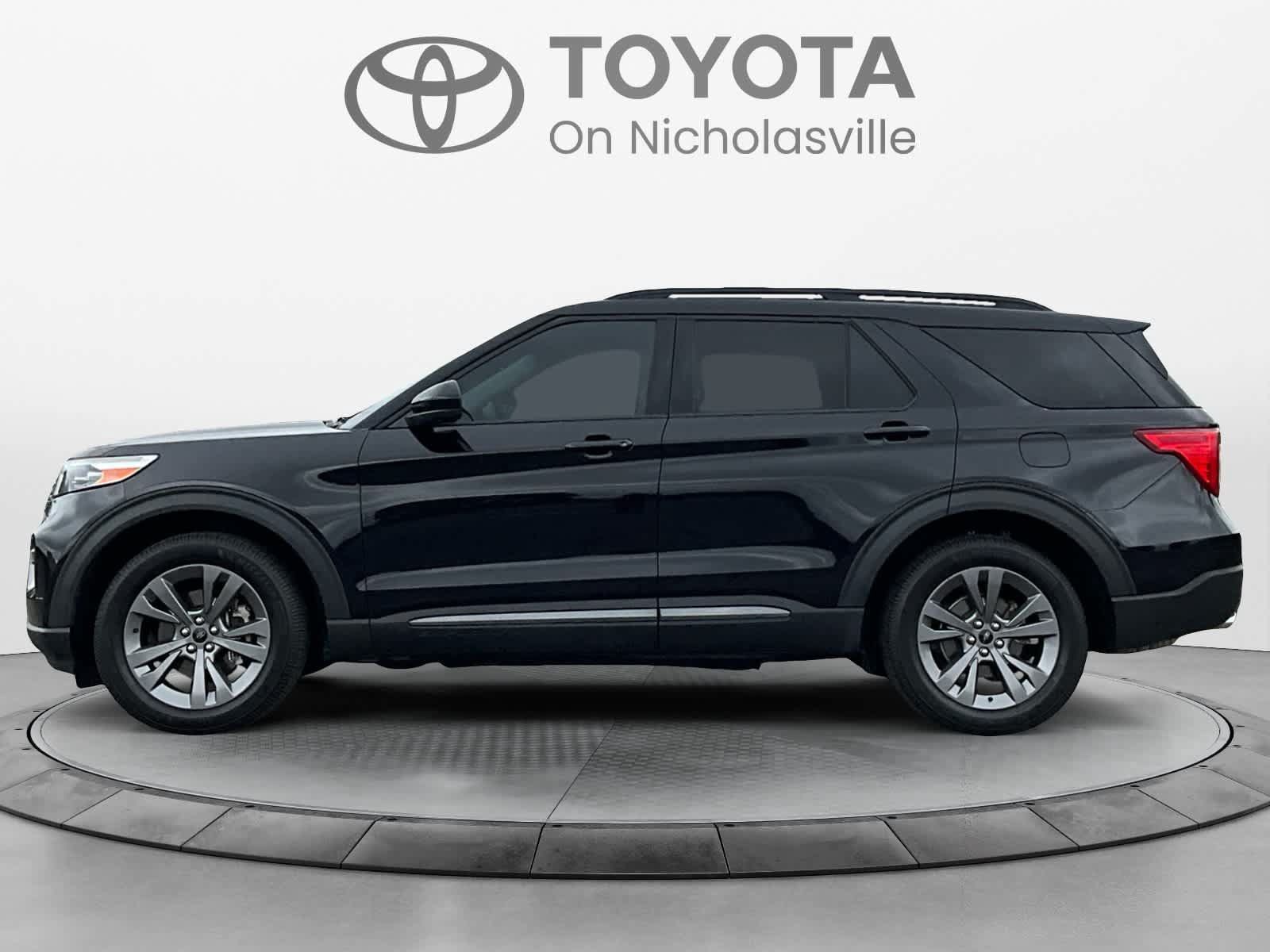 Used 2022 Ford Explorer XLT w/ Equipment Group 202A AWD/4WD image 2